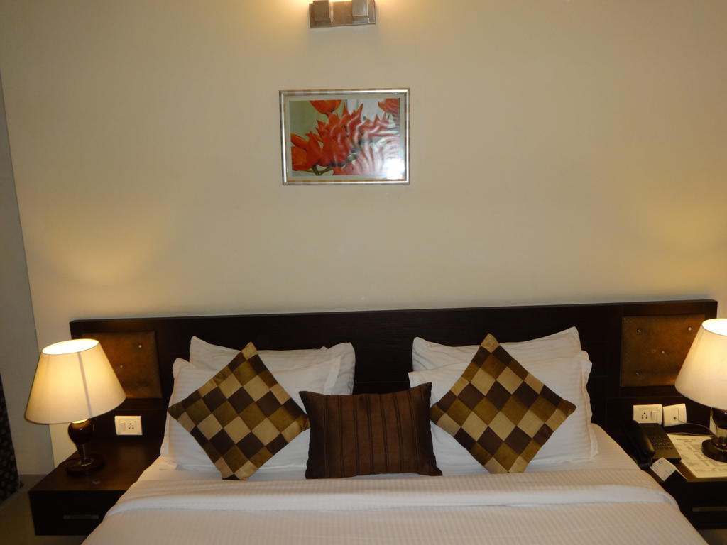 Hotel Gautam Residency Nova Deli Quarto foto